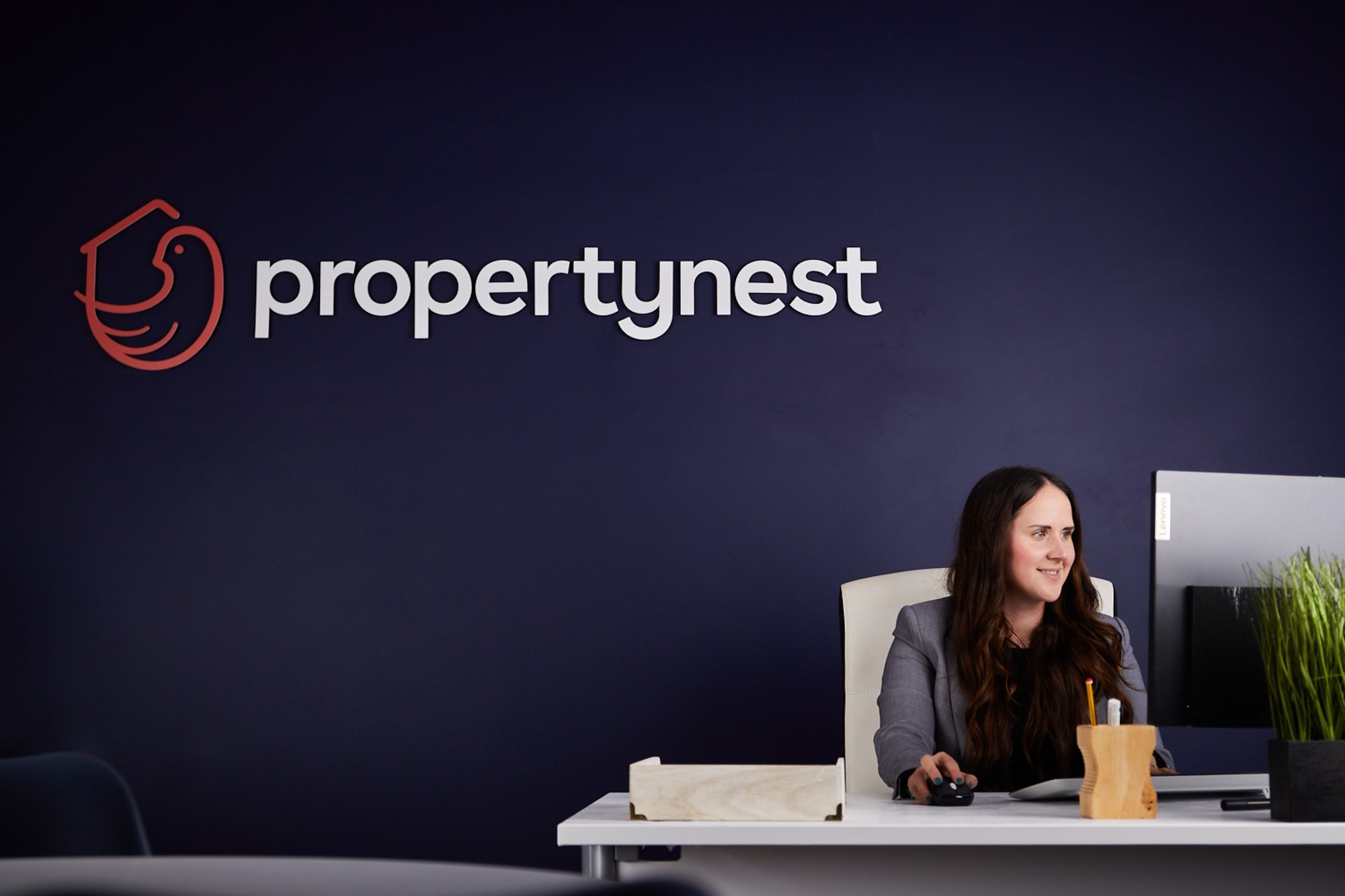 PropertyNest-Franchise-Desktop-Woman